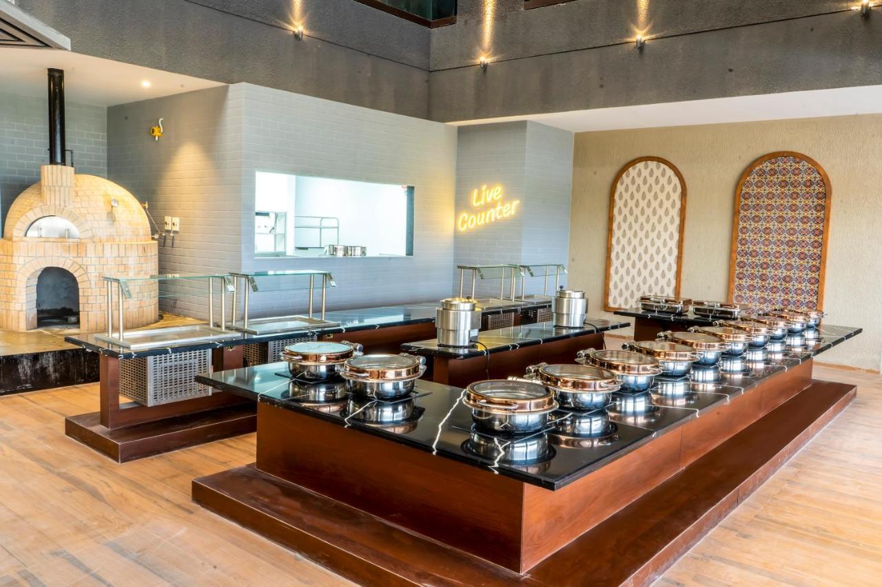 Essentia Luxury Hotel Indore Luaran gambar