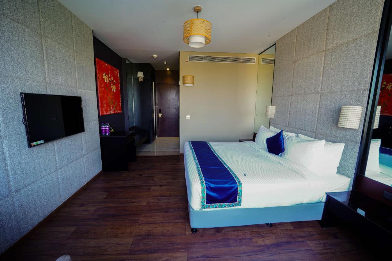 Essentia Luxury Hotel Indore Luaran gambar