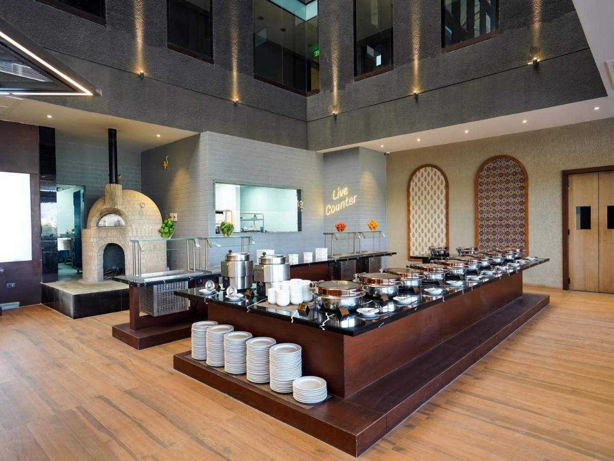 Essentia Luxury Hotel Indore Luaran gambar