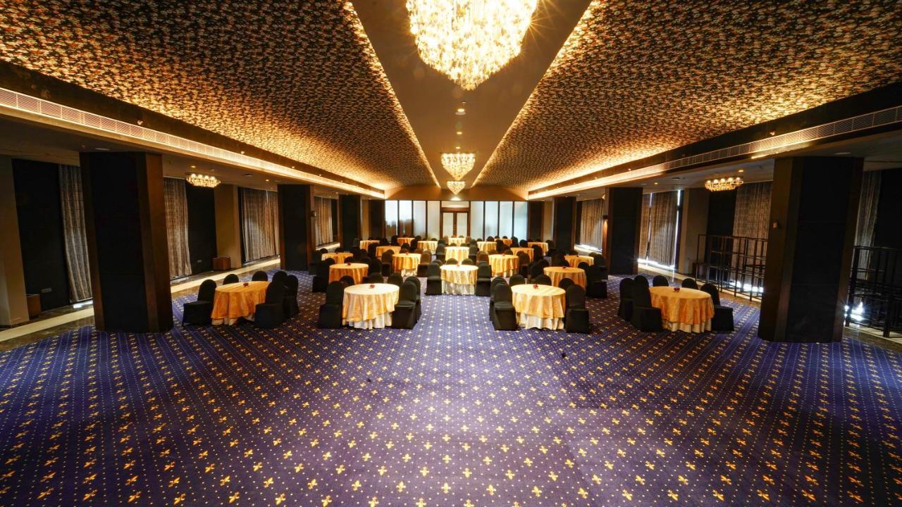 Essentia Luxury Hotel Indore Luaran gambar