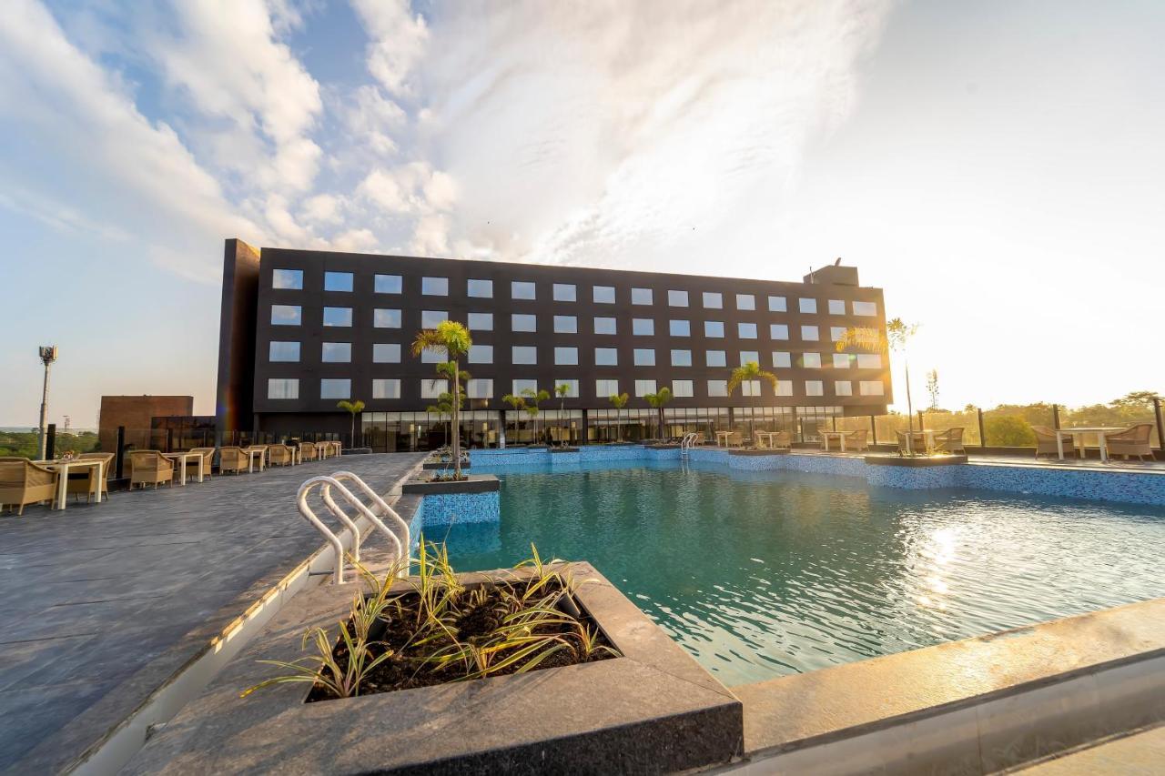 Essentia Luxury Hotel Indore Luaran gambar