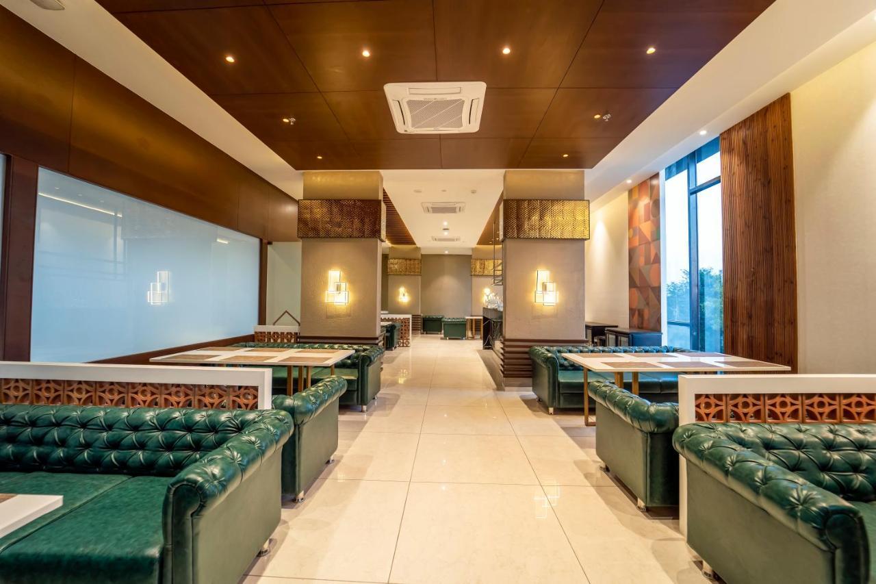 Essentia Luxury Hotel Indore Luaran gambar