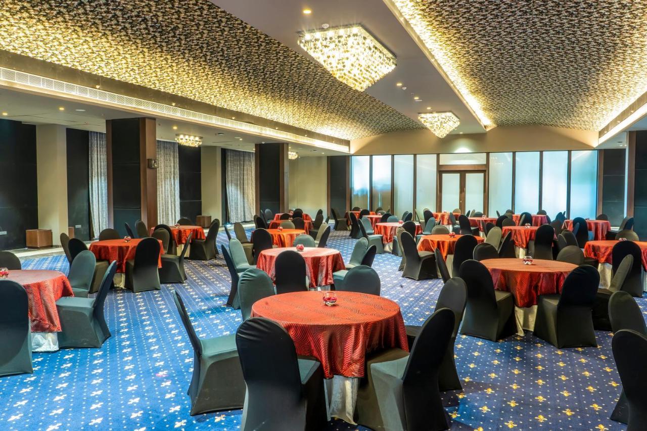 Essentia Luxury Hotel Indore Luaran gambar