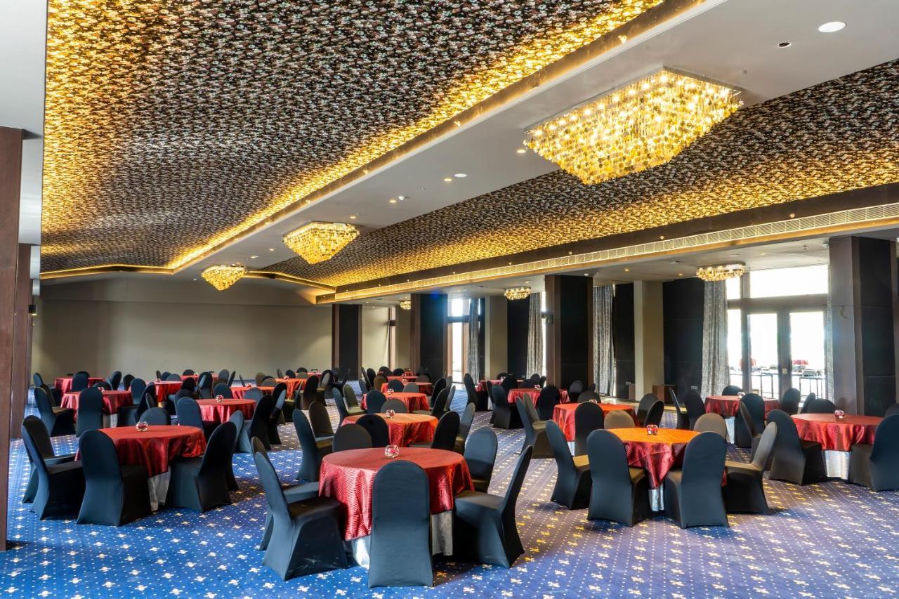 Essentia Luxury Hotel Indore Luaran gambar