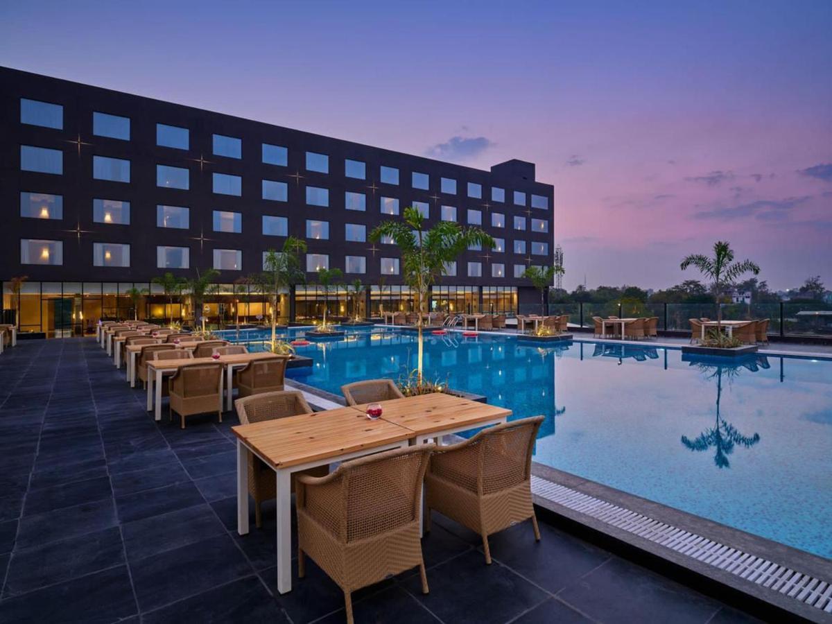 Essentia Luxury Hotel Indore Luaran gambar