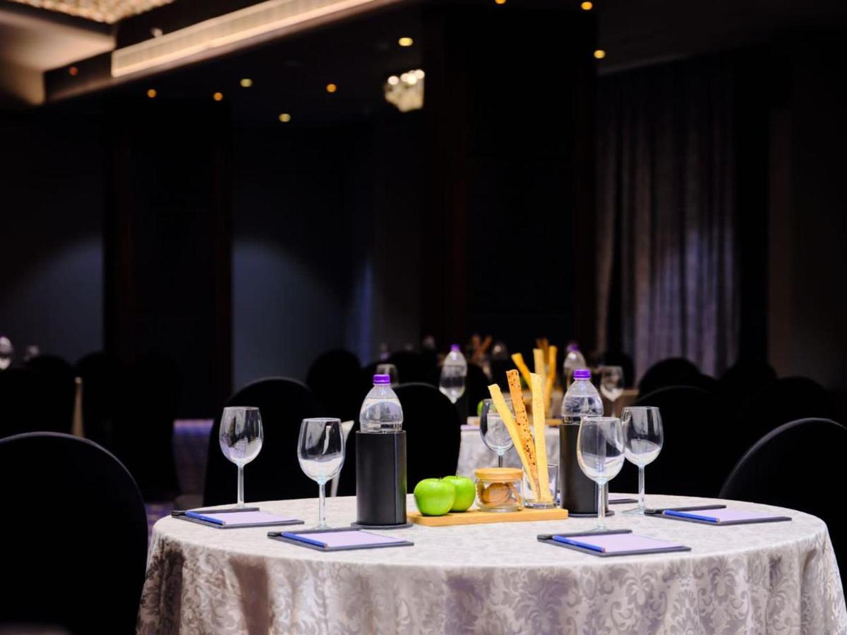Essentia Luxury Hotel Indore Luaran gambar