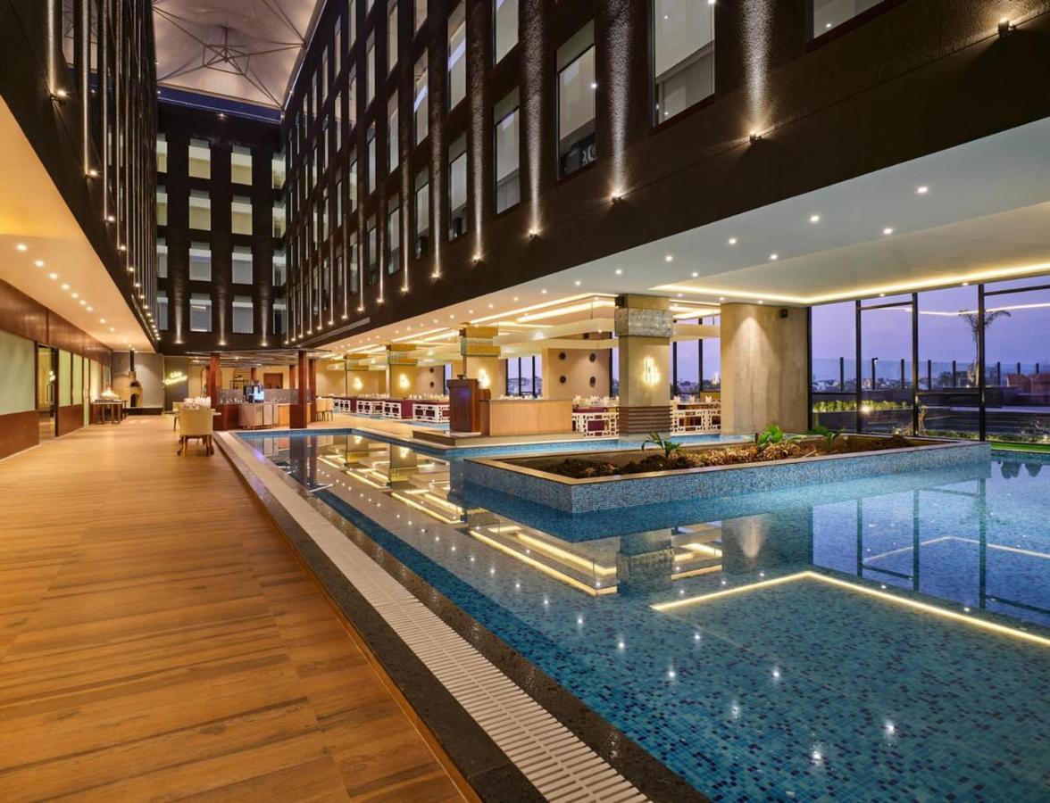 Essentia Luxury Hotel Indore Luaran gambar