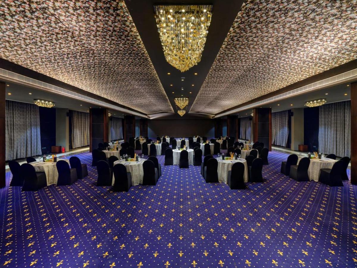 Essentia Luxury Hotel Indore Luaran gambar