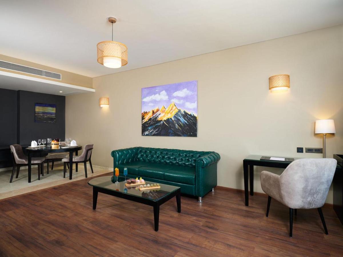 Essentia Luxury Hotel Indore Luaran gambar