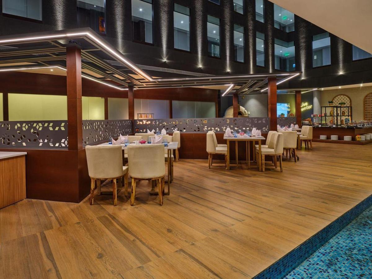 Essentia Luxury Hotel Indore Luaran gambar