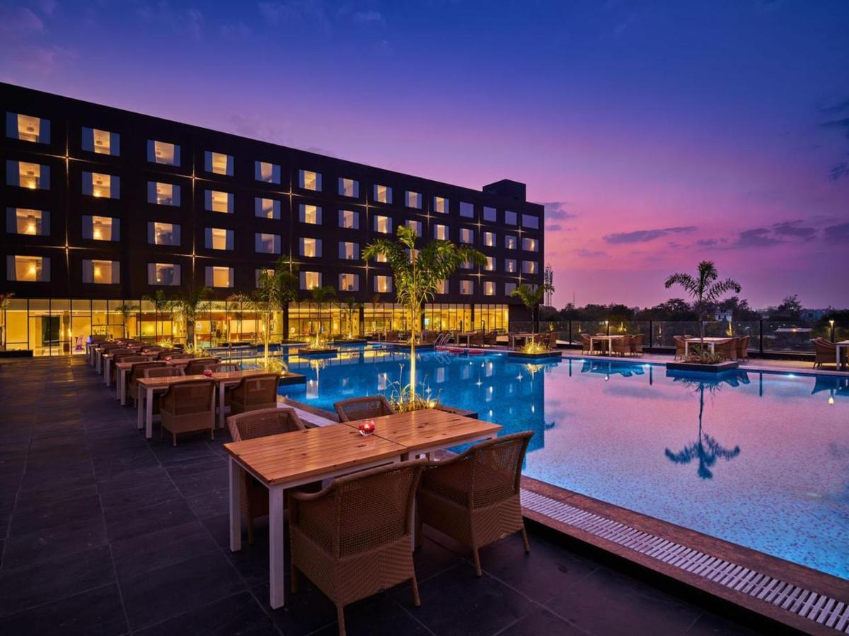 Essentia Luxury Hotel Indore Luaran gambar