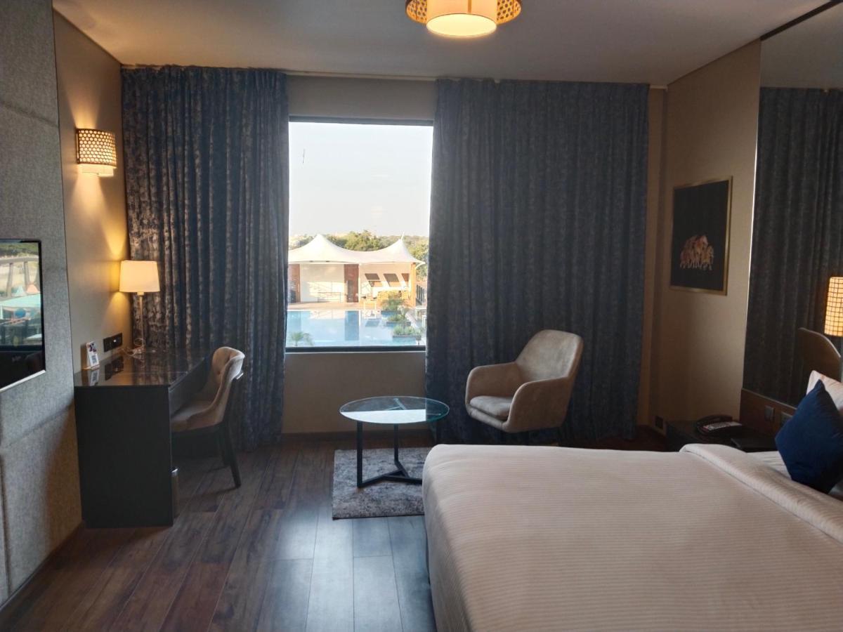Essentia Luxury Hotel Indore Luaran gambar
